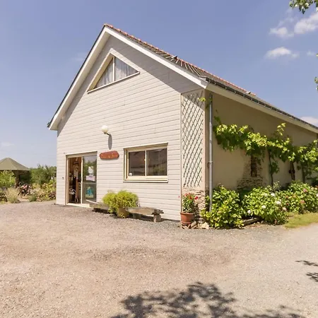 Renove Avec Jardin, Salle De Jeux Et Velos, Pres Du Canal De Nantes A Brest - Fr-1-306-1016 *