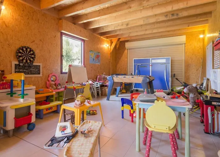 Hébergement de vacances Rénové Avec Jardin, Salle De Jeux Et Vélos, Près Du Canal De Nantes à Brest - Fr-1-306-1016